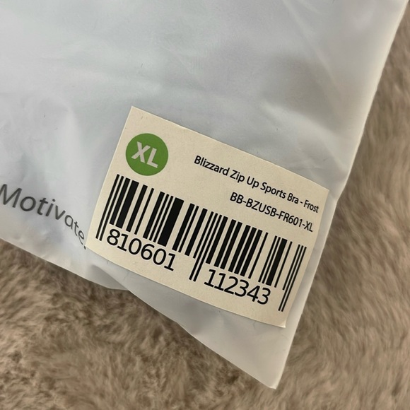 Buffbunny Blizzard Zip Up sports bra - Picture 9 of 10